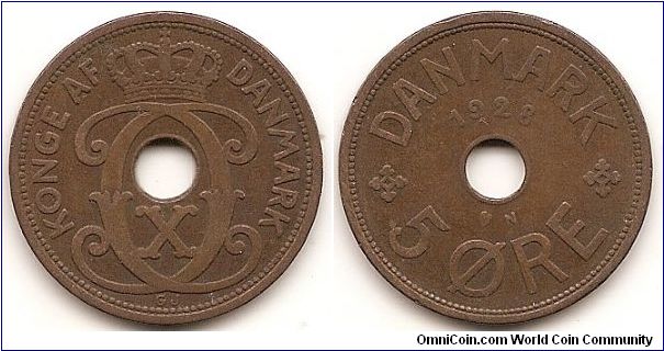 5 Ore
KM#828.2
7.6000 g., Bronze Ruler: Christian X Obv: Crowned CXC monogram within title “KING OF DENMARK”, initials GJ below Rev: Country name and date above center hole, denomination, mint mark, and initial N below