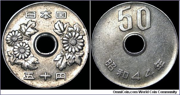 Japan - 50 Yen - Yr.44 1969 - Weight 4,0 gr - Copper / Nickel - Size 21 mm - Ruler / Hirohito (Showa) (1926-89) - Obverse / Chrysanthemums - Alignment / Medal (0) - Edge : Reeded - Mintage 210 000 000 - Reference Y# 81 (1967-88)