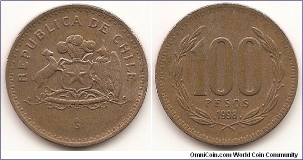 100 Pesos
KM#226.2
9.0800 g., Aluminum-Bronze, 26.8 mm. Obv: Coat of arms Rev: Denomination above date within wreath Edge: POR LA RAZON O LA FUERZA Note: Narrow date with curved 9.