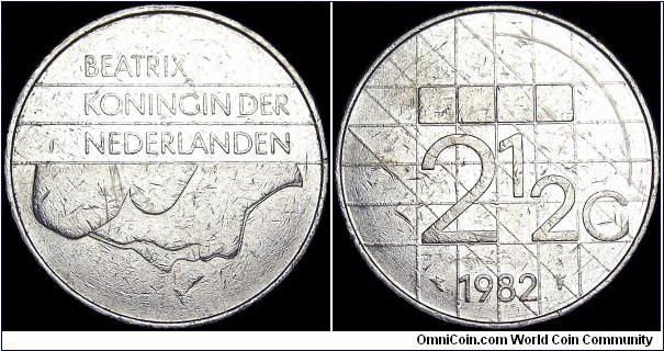 Netherlands - 2.5 Gulden - 1982 - Weight 10 gr - Nickel - Size 29 mm - Alignment Medal (0°) - Ruler / Queen Beatrix (1980-) - Designer / Bruna Ninaber van Eyben - Mint / Utrecht. Netherlands - Edge : Lettered / *GOD*ZIJ*MET*ONS* - Mintage 14 310 000 - Reference KM# 206 (1982-2001)