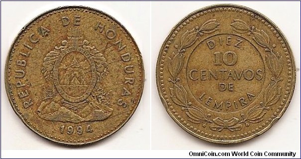 10 Centavos
KM#76.2a
6.0000 g., Brass, 26 mm. Obv: Small letters and national arms, with clouds behind pyramids Rev: Denomination within circle, wreath surrounds Edge: Plain Note: Beaded border.
