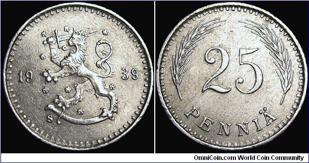Finland - 25 Pennia - 1939 - Weight 1,27 gr - Copper-nickel - Size 16 mm - Thickness 1,0 mm - Alignment Medal (0°) - President / Kyösti Kallio (1937-40) - Engraver / Isak Sundell - Edge : Reeded - Mintage 2 712 000 - Reference KM# 25 (1921-40)
