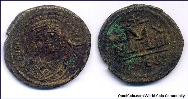 MAURICIUS TIBERIUS (13/08/582 - 22/11/602), follis an 13(Theoupolis), 28mm, 10g., copper. Rarity: R1