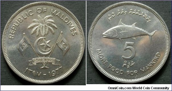 Maldives 5 rufiyaa.
1977 (AH 1397) F.A.O. issue. More Food for Mankind. Bonito fish. Cu-ni. Weight; 19,2g. Diameter; 35,7mm. Mintage: 15.000 units.