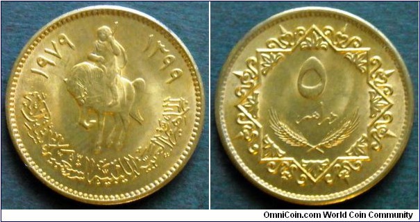 Libya 5 dirhams.
1979 (AH 1399) Brass clad Steel. Weight; 2,5g.
Diameter; 18,5mm.
Mintage: 2.000.000 units.
