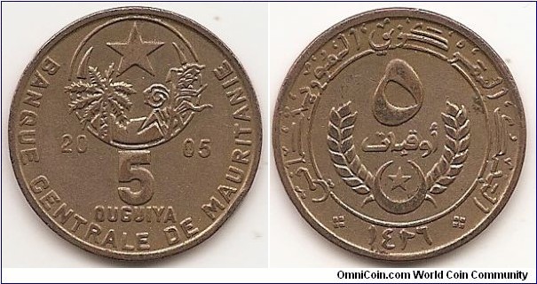 5 Ouguiya -AH1426-
KM#3a
5.4600 g., Copper Plated Steel, 24.5 mm. Obv: National emblem divides date above value Obv. Legend: BANQUE CENTRALE DE MAURITANIE Rev: Star and crescent divides sprigs below value within circle Edge: Plain