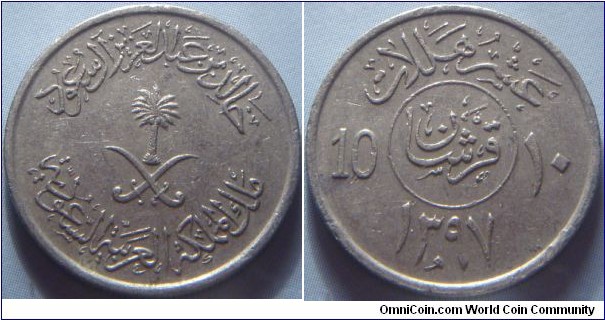 Saudi Arabia | 
10 Halala, 1977 (1397) | 
21 mm, 4 gr. | 
Copper-nickel | 

Obverse: National Coat of Arms | 
Lettering: خالد بن عبد العزيز السعود  (Khalid bin Aziz Al-Saud ), ملك المملكة العربية السعودية (King of the Kingdom of Saudi Arabia) | 

Reverse: Piastre written in centre, Denomination written above, left Latin numerals, right Arabic numerals, Arabic dating below | 
Lettering: ١٣٩٧ ١٠ قرش 10 عشر هللات |