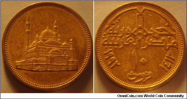 Egypt | 
10 Piastres, 1992 (1413) | 
23 mm, 4.9 gr. | 
Aluminium-bronze | 

Obverse: The Mosque of Mohamed Ali | 

Reverse: Denomination, Gregorian date left, Arabic date right | 
Lettering: جمهورية مصر عربيه ١٠ قروش ١٩٩٢ ١٤١٣ |