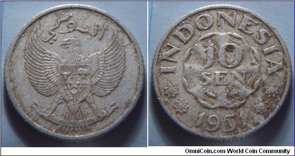 Indonesia | 
10 Sen, 1951 | 
23 mm, 1.72 gr. | 
Aluminium | 

Obverse: National Coat of Arms | 
Lettering: إندونيسيا | 

Reverse: Denomination, date below | 
Lettering: INDONESIA 10 SEN 1951 |