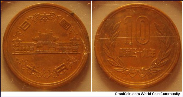 Japan | 
10 Yen, 1964 | 
23.5 mm, 4.5 gr. | 
Bronze | 

Obverse: Temple, denomination below | 
Lettering: 日本国 十円 | 

Reverse: Denomination within wreath, date below | 
Lettering: 10 昭和三十九年 |