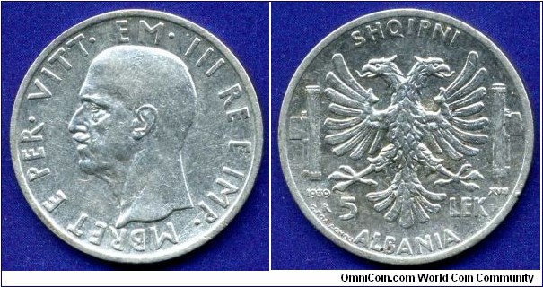 5 Lek.
Vittirio Emanuele III (1939-1943).
*R* - Roma mint.
Mintage 1,350,000 units.


Ag835f. 5gr.