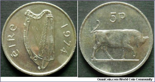 Ireland 5 pence.
1974, Cu-ni.
Weight; 5,66g.
Diameter; 23,75mm.
Design; Percy Metcalfe.
Mint; The Royal Mint, London.
Mintage: 7.000.000 pieces.