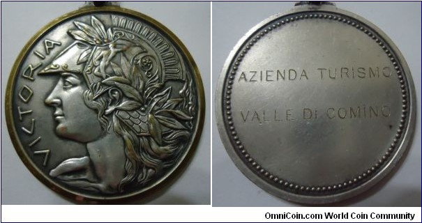 1900 o j Italy Victoria Azieda Turismo Valle Di Comino Medal. Silver: 32MM.
Obv: Helmeted Warrior face left. Legend VICTORIA. Rev: Azienda Turismo Valle Di Comino.
