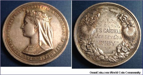 1894 Australia The National Agricultural & Industrial Association of Queensland Medal by J.S & A.B. Wyon. Silver: 51MM. /65.1 gms.
Obv: Veiled & Crowned bust of Victoria to left. Legend THE NATIONAL AGRICULTURAL & INDUSTRIAL ASSOCIATION OF QUEENSLAND. Rev: Wreath of Agricult products & plants with awarded details engraved in centre EXHIBITION 1894 ES Cardell Jersey cow Ruby. (Exhibition still take place in every August.)
