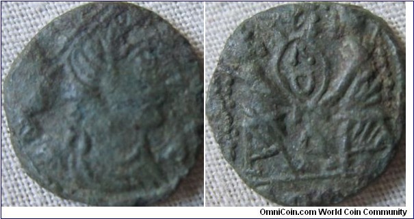 roman AE2, constantius II, Two Victories standing, facing each other, holding wreath unsual reverse.