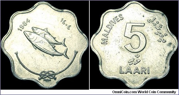 Maldives - 5 Laari - 1404 / 1984 - Weight 1,0 gr - Aluminium - Size 20,5 mm - Thickness 1,5 mm - Alignment Medal (0°) - Scalloped (with 8 notches) - Obverse / Two Bonito fish swimming upward left - Edge : Smooth - Mintage 2 699 700 - Reference KM# 69 (1984-1990)