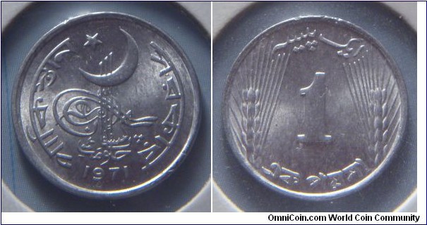 Pakistan | 
1 Paisa, 1971 | 
17 mm, 0.6 gr. | 
Aluminium | 

Obverse: Crescent and star, date below | 
Lettering: পাকিস্তান সরকার 1971 حکومت پاکستان | 

Reverse: Denomination flanked by Oat Sprigs | 
Lettering: ایک پیس 1 এক পয়সা |