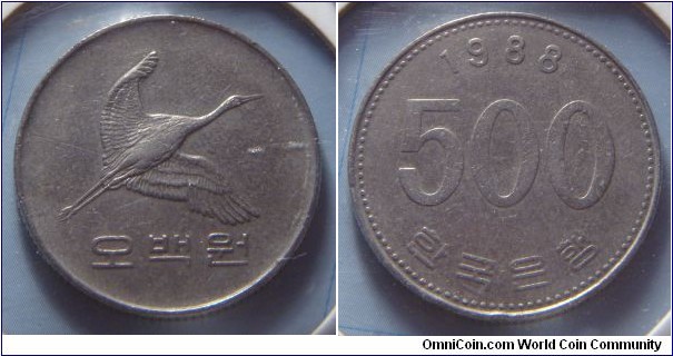 South Korea | 
500 Won, 1988 | 
26.5 mm, 7.7 gr. | 
Copper-nickel | 

Obverse: Manchurian crane flying right, denomination below | 
Lettering: 오백원 | 

Reverse: Denomination, date above | 
Lettering: 1988 500 한국은행 |
