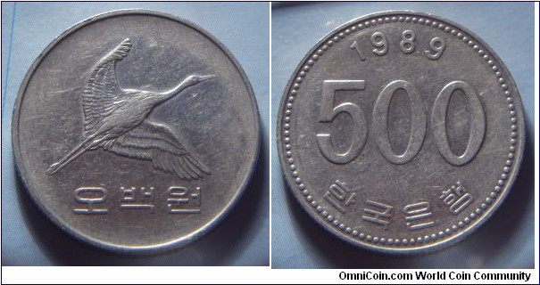 South Korea | 
500 Won, 1989 | 
26.5 mm, 7.7 gr. | 
Copper-nickel | 

Obverse: Manchurian crane flying right, denomination below | 
Lettering: 오백원 | 

Reverse: Denomination, date above | 
Lettering: 1989 500 한국은행 |