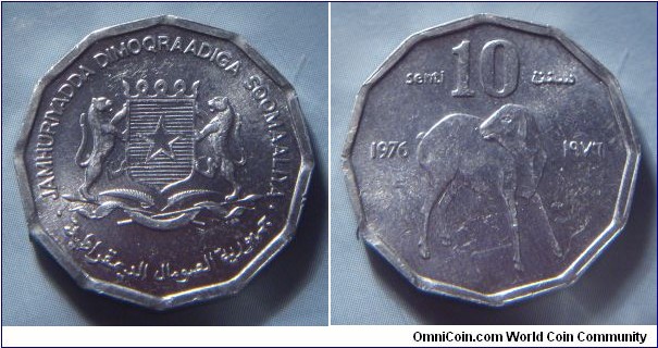 Somalia | 
10 Senti, 1976 | 
23.3 mm, 1.4 gr. | 
Aluminium | 

Obverse: National Coat of Arms | 
Lettering: • JAMHURIYADDA DIMOQRAADIGA SOOMAALIYA • الجمهورية الديمقراطية الصومالية |
Reverse: Lamb, date above, denomination left and right | 
Lettering: senti سنت 10 
1976 ١٩٧٦ |
