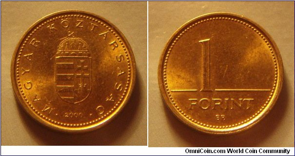 Hungary | 
1 Forint, 2000 | 
16.3 mm, 2.05 gr. | 
Nickel-brass | 

Obverse: National Coat of Arms, date below | 
Lettering: • MAGYAR KÖZTÁRSASÁG • 2000 | 

Reverse: Denomination | 
Lettering: 1 FORINT |