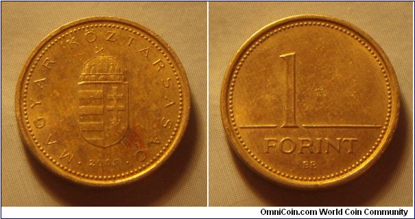 Hungary | 
1 Forint, 2005 | 
16.3 mm, 2.05 gr. | 
Nickel-brass | 

Obverse: National Coat of Arms, date below | 
Lettering: • MAGYAR KÖZTÁRSASÁG • 2005 | 

Reverse: Denomination | 
Lettering: 1 FORINT |