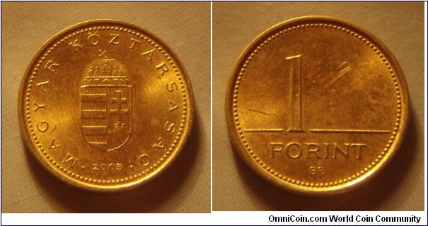 Hungary | 
1 Forint, 2005 | 
16.3 mm, 2.05 gr. | 
Nickel-brass | 

Obverse: National Coat of Arms, date below | 
Lettering: • MAGYAR KÖZTÁRSASÁG • 2005 | 

Reverse: Denomination | 
Lettering: 1 FORINT |