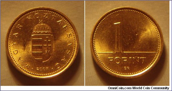 Hungary | 
1 Forint, 2007 | 
16.3 mm, 2.05 gr. | 
Nickel-brass | 

Obverse: National Coat of Arms, date below | 
Lettering: • MAGYAR KÖZTÁRSASÁG • 2007 | 

Reverse: Denomination | 
Lettering: 1 FORINT |