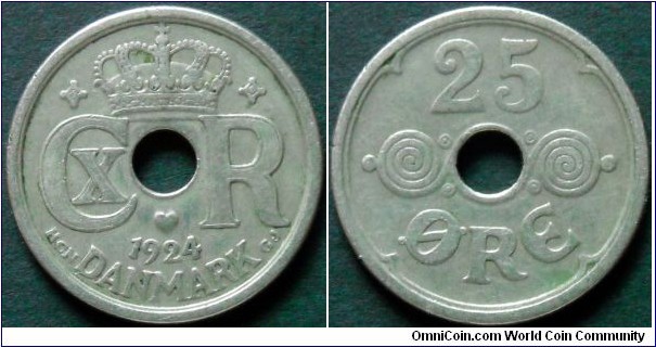 Denmark 25 ore.
1924 HCN/GJ, Cu-ni.
Weight; 4,5g.
Diameter; 23mm.
Mintage: 8.035.000 pieces.