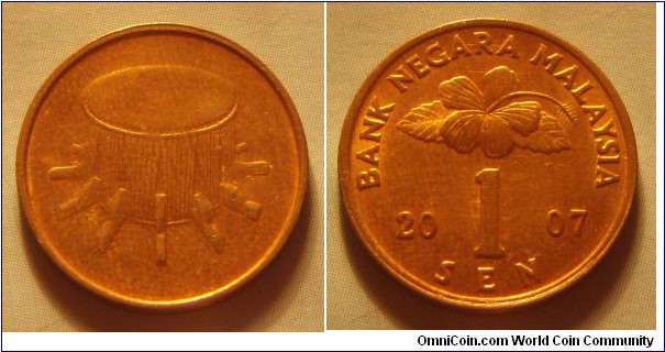 Malaysia | 
1 Sen, 2007 | 
17.66 mm, 1.8 gr. | 
Bronze clad Steel | 

Obverse: Rebana Ubi Drum | 

Reverse: Flower blossom, denomination below divides date | 
Lettering: BANK NEGARA MALAYSIA 2007 1 SEN |