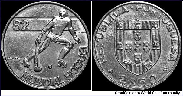 Portugal - 2.5 Escudos - 1982 - Weight 3,5 gr - Copper-nickel - Size 20,0 mm - Thickness 1,6 mm - Alignment Coin (180°) - Reverse : Roller hockey player skating right (Roller hockey championchip 1982 in Portugal) - Designer Marcelino Norte de Almieda and Dorita Castel-Branco - Edge : Reeded - Mintage 2 000 000 - Reference KM# 613 (1982-1983)