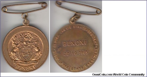 Laidlaw-0162, AM2-366, 1965 South Africa medal; bronzed base medal, plain edge, 31.6 mm diameter, 10.7 gr; Visit of State President to Benoni (city in East Rand), mintage unknown, toned about uncirculated with original pin.