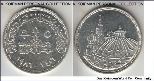 KM-614, AH1406 (1986) Egypt 5 pounds; silver, reeded edge; Restoration of Parliament Building commemorative, toned average uncirculated, mintage 5,000.