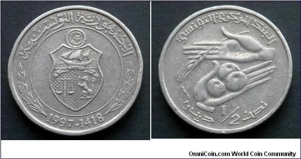Tunisia 1/2 dinar.
1997, Thick rim variety. Two dots under the curve of the left word at bottom.