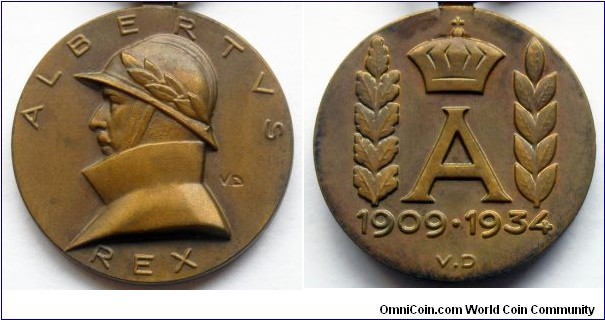 Belgian Commemorative Medal of the reign of King Albert I. 
King Albert I wearing a M15 Adrian helmet with a laurel wreath.