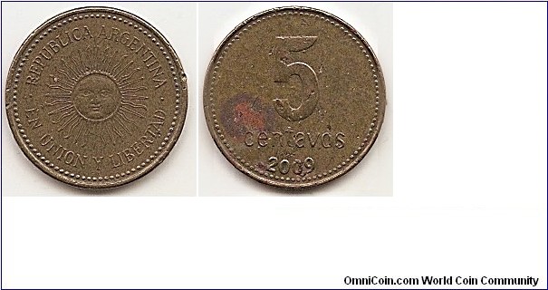 5 Centavos
KM#109b
2.00 g., Brass Plated Steel, 17.2 mm. Obv: Radiant Sunface Rev: Large value, date below Edge: Plain