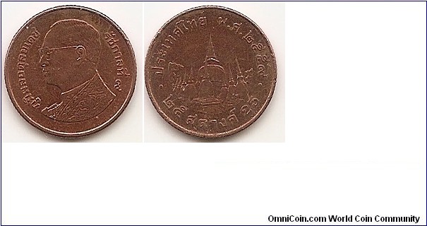 25 Satang
BE2559
Y#441
1.90 g., Copper Plated Steel, 16 mm. Ruler: Rama IX (1946-2016) Obv: Image of King Bhumibol Adulyadej (Rama IX) facing left, with an inscription around edge. Rev: Stupa of Wat Phra Mahathat Vihon surrounded by text of country, year and value. Edge: Reeded 