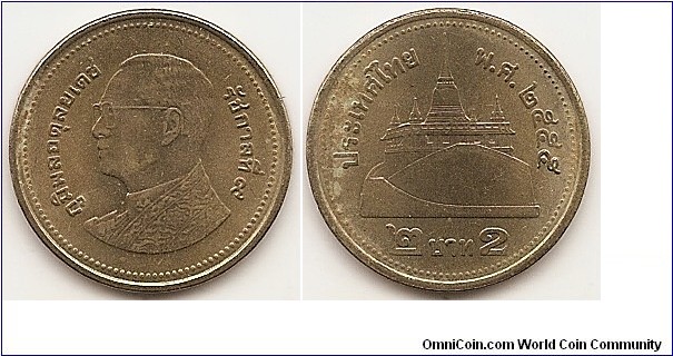 2 Baht
BE2555
Y#445
4.00 g., Aluminum-Bronze, 21.75 mm. Ruler: Rama IX (1946-2016) Obv: Image of King Bhumibol Adulyadej (Rama IX) facing left, with an inscription around edge. Rev: Saket Temple in Bangkok, state name, denomination, and year of issue in Thai lunar year. Edge: Segmented reeding