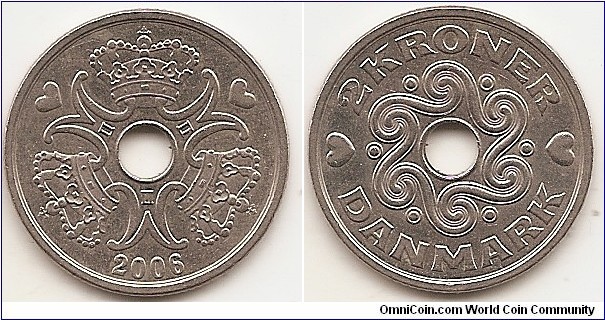 2 Kroner
KM#874.2
5.90 g., Copper-Nickel, 24.5 mm. Ruler: Margrethe II Obv: 3 crowned MII monograms around center hole, date below Rev: Wave design surrounds center hole,
denomination above, hearts flank Edge: Segmented reeding