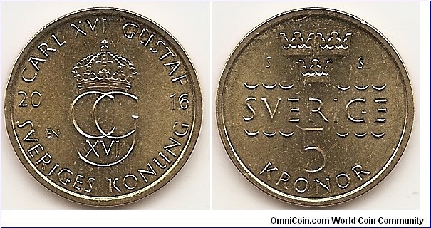 5 Kronor
KM#930
6.10 g., Copper-Aluminum-Zinc-Tin, 23.8 mm. Ruler: Carl XVI Gustaf Obv: Three crowns, stylized waves Rev: Crowned monogram of Carl XVI Gustaf Rev. Legend: CARL XVI
GUSTAF SVERIGES KONUNG 2016 Edge: Plain