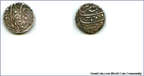 23.7 mm diameter
3 mm thickness, silver,taqt of king aurangzeb - Lucknow Mint and the regional year 23.