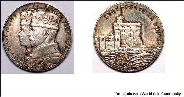 Official silver jubilee medallion of George V in silver. Conjoined portrait with Queen Mary.