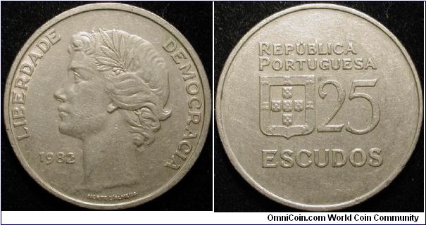 25 Escudos
Cu-Ni