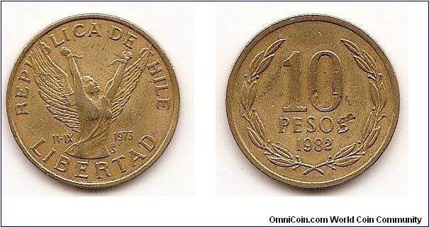 10 Pesos
KM#218.1
3.5000 g., Nickel-Brass, 21 mm. Obv: Winged figure with arms
upraised, broken chain on wrists Rev: Denomination above date
within wreath Note: Wide date, narrow rim.