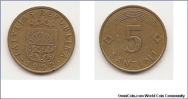 5 Santimi
KM#16
2.5200 g., Brass, 18.5 mm. Obv: National arms Obv. Leg.:
LATVIJAS REPUBLIKA Rev: Lined arch above value flanked by
diamonds Edge: Plain