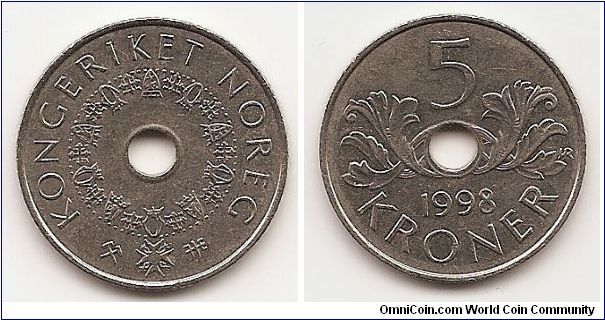5 Kroner
KM#463
7.8500 g., Copper-Nickel Ruler: Harald V Subject: Order of St.
Olaf Obv: Hole at center of order chain Rev: Center hole divides
sprigs, value above and date below