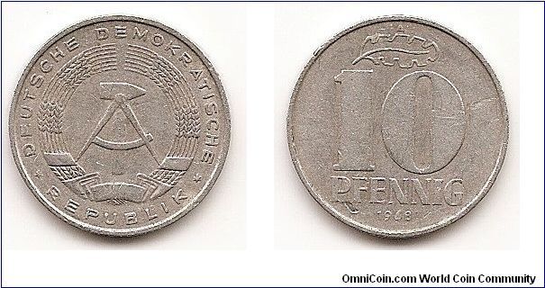 10 Pfennig
Demokratic Republic
KM#10
1.5000 g., Aluminum, 21 mm. Obv: State emblem Rev:
Denomination divides leaf and date