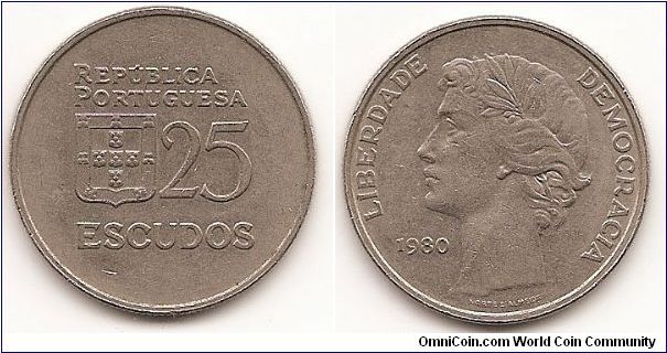 25 Escudos
KM#607a
10.8000 g., Copper-Nickel, 28.5 mm. Obv: Value to right of shield
Rev: Head laureate left Note: Increased size; prev. KM#610.