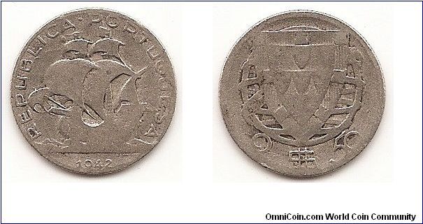 2-1/2 Escudos
KM#580
3.5000 g., 0.6500 Silver 0.0731 oz. ASW, 20.5 mm. Obv: Ship
Rev: Shield in front of circular design