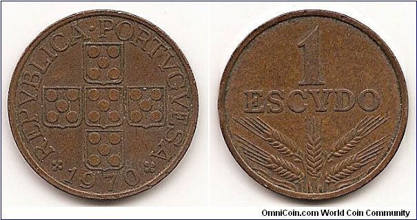 1 Escudo
KM#597
Bronze, 26 mm. Obv: Circles within cross Rev: Value above
spears of grain
